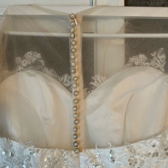 New white wedding dress - Picture 6 of 6